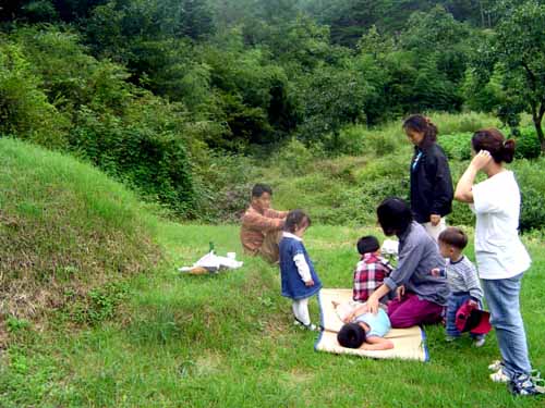 아버지의 묘소. 오른쪽 멀리 보이는 곳이 어른들이 사셨던 황월이라는 마을 자리였다. 